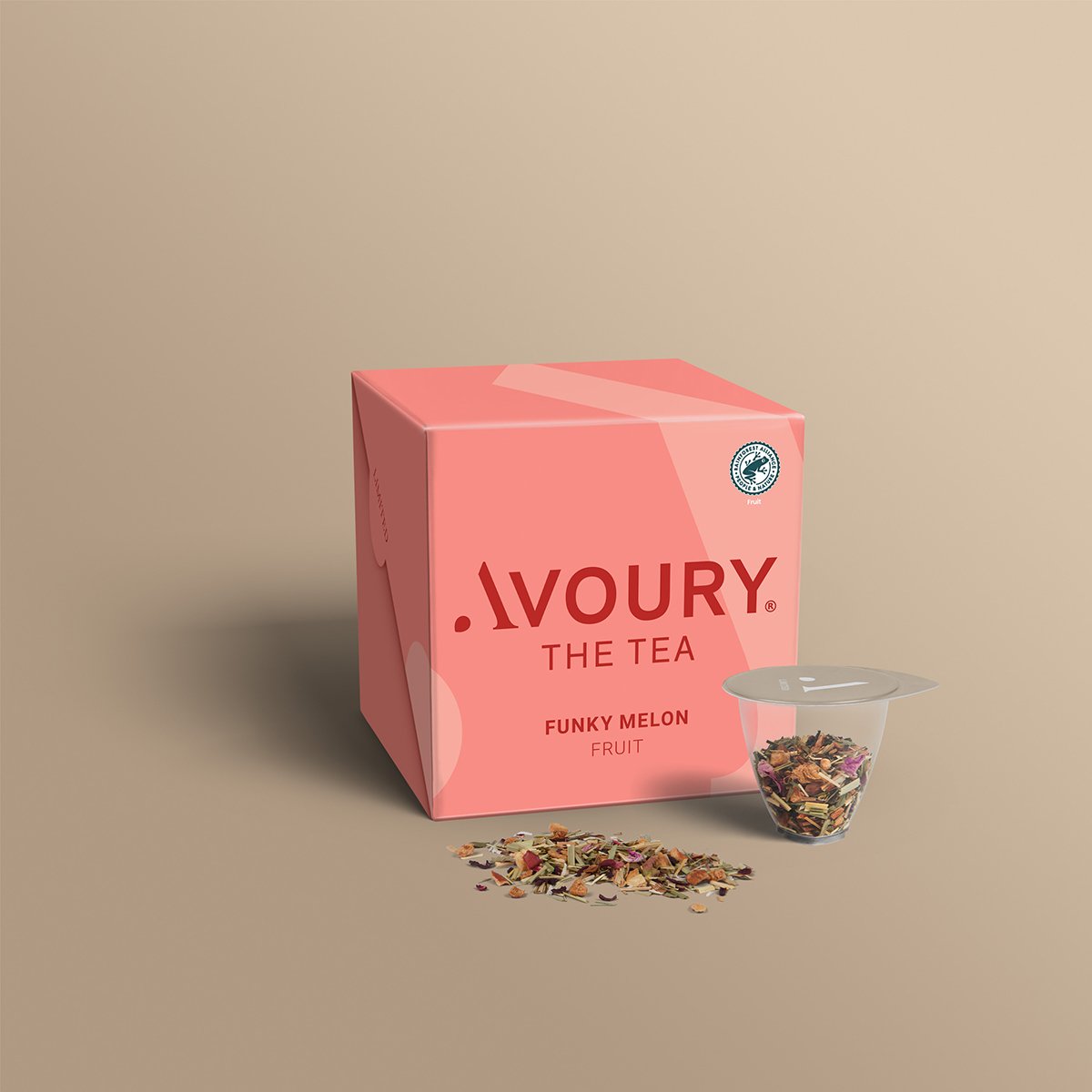 Pinke Teebox der Sorte Funky Melon in der seitlichen Frontansicht mit einer Teekapsel und losem Tee